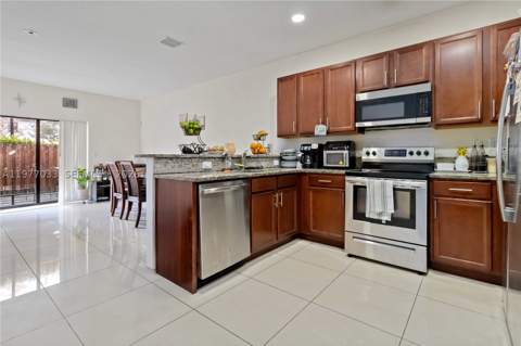 10268 NW 88th Ter, Doral FL - photo 10 of 39
