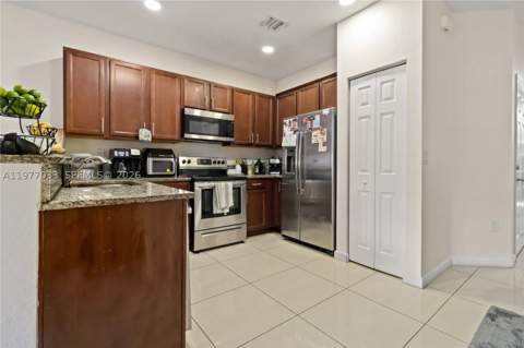 10268 NW 88th Ter, Doral FL - photo 12 of 39