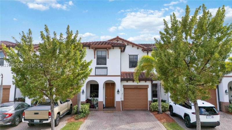 4 bedroom Townhouse at 10268 NW 88th Ter, Grand Bay North, Doral — photo 3