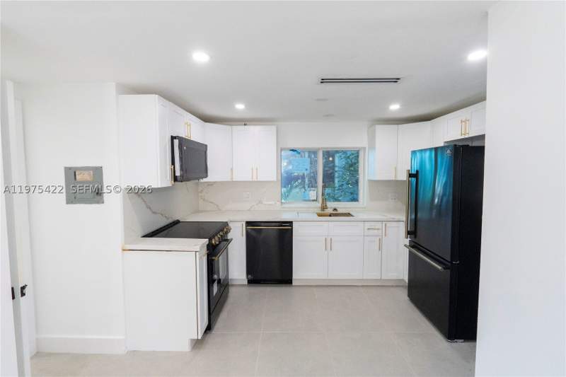 3 bedroom SingleFamilyResidence at 905 Tangier St, Tamiami Place Plan 1, Coral Gables — photo 3