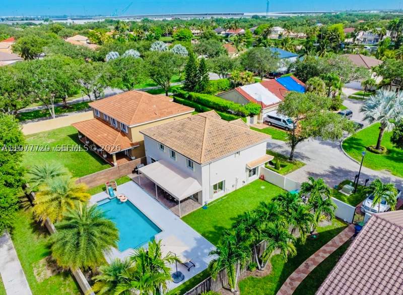 4 bedroom SingleFamilyResidence at 8826 NW 189th Ter, Lakes On The Green Gwendo, Hialeah — photo 4