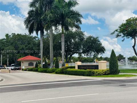 8826 NW 189th Ter, Hialeah FL - photo 6 of 34