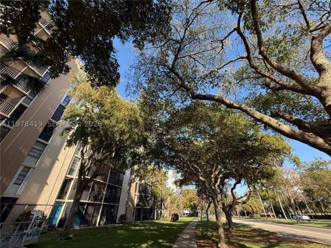 3301 N Country Club Dr 106, Aventura FL - photo 17 of 18