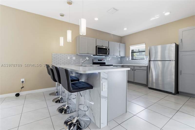 3 bedroom Townhouse at 421 NE 1st Dr, Florida City Park Rev, Florida City — photo 2