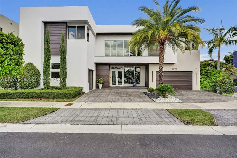 5 bedroom SingleFamilyResidence at 10223 NW 75th Ter, Doral Commons Residential, Doral — photo 3