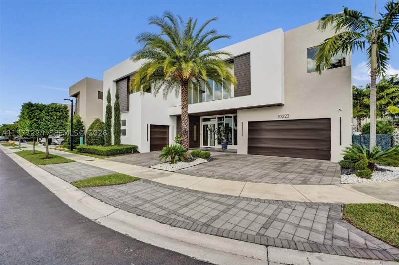5 bedroom SingleFamilyResidence at 10223 NW 75th Ter, Doral Commons Residential, Doral — photo 5