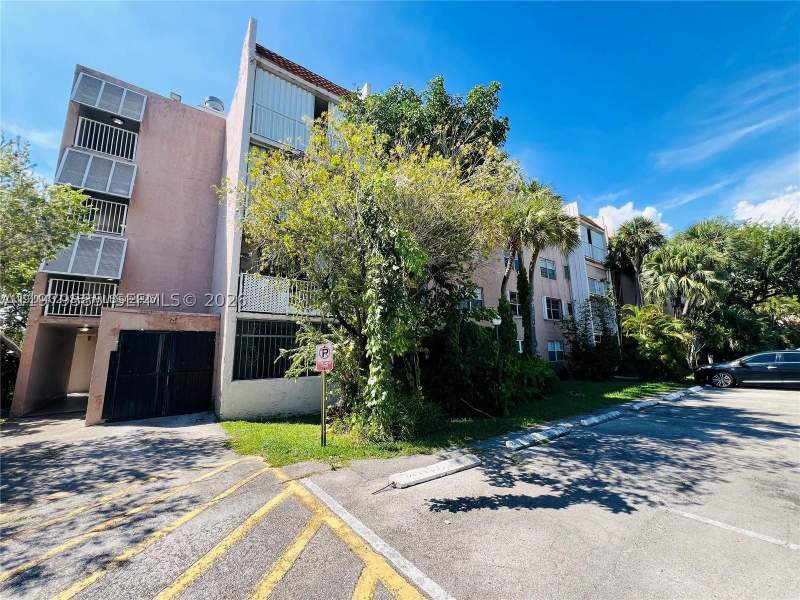 1 bedroom Condominium at 8405 NW 8th St 304, Summit Chase Condo, Miami — photo 3