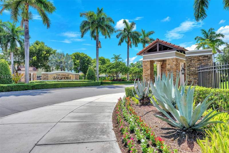 2 bedroom Townhouse at 9011 SW 227th St 1, Lakes By The Bay Eve Repl, Cutler Bay — photo 2