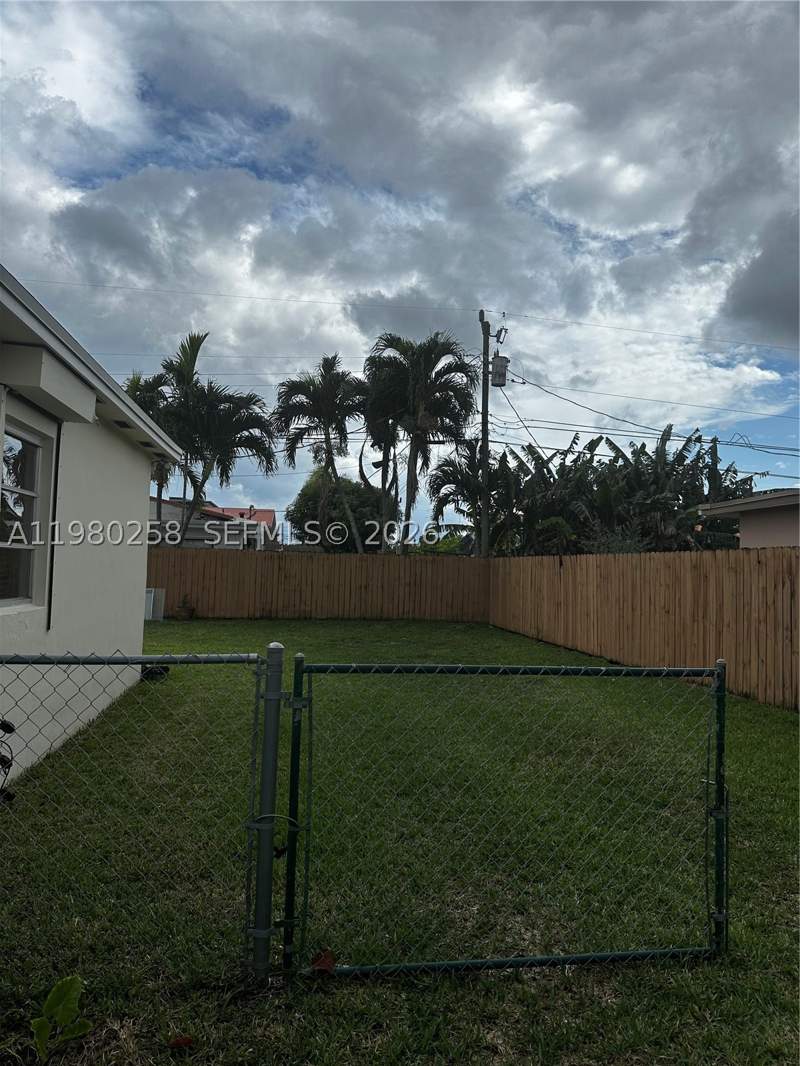 3 bedroom SingleFamilyResidence at 7540 SW 37th St, Central Miami Part 6, Miami — photo 3