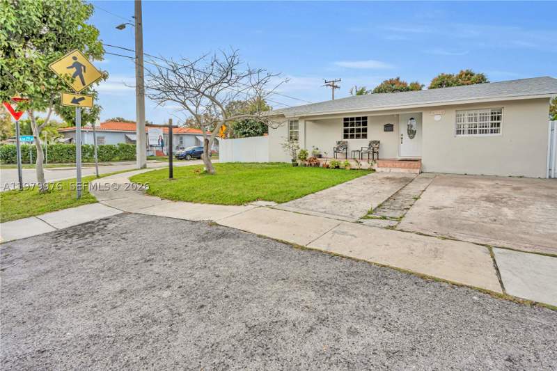 3 bedroom SingleFamilyResidence at 2900 SW 19th St, Parkdale, Miami — photo 3