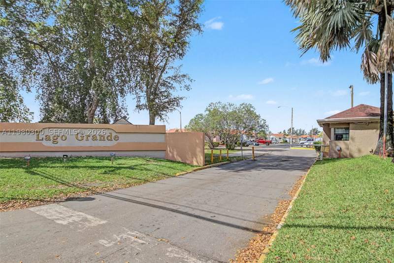 2 bedroom Condominium at 6525 W 26th Dr 204-37, Lago Grande Three-A Condo, Hialeah — photo 2