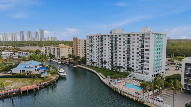 2 bedroom Condominium at 2841 NE 163rd St 802, Stratford House Condo, North Miami Beach — photo 4