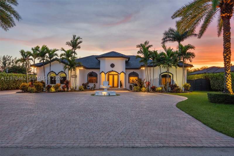 4 bedroom SingleFamilyResidence at 20120 SW 133rd Ave, Valencia Groves Estates, Miami — photo 2
