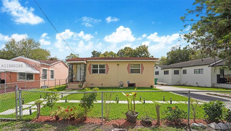 2 bedroom SingleFamilyResidence at 560 NW 97th St, 1st Addn To Pinewood Park, Miami — photo 2