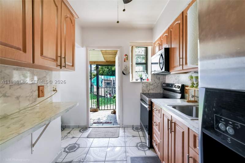2 bedroom SingleFamilyResidence at 560 NW 97th St, 1st Addn To Pinewood Park, Miami — photo 4