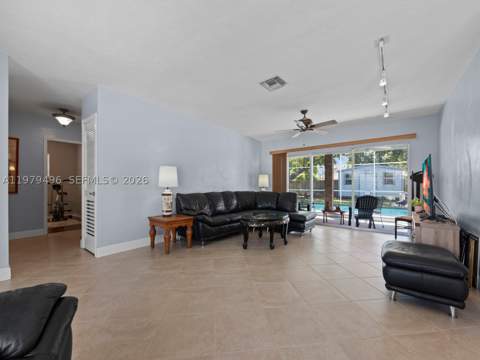 8620 SW 185th Ter, Cutler Bay FL - photo 7 of 39