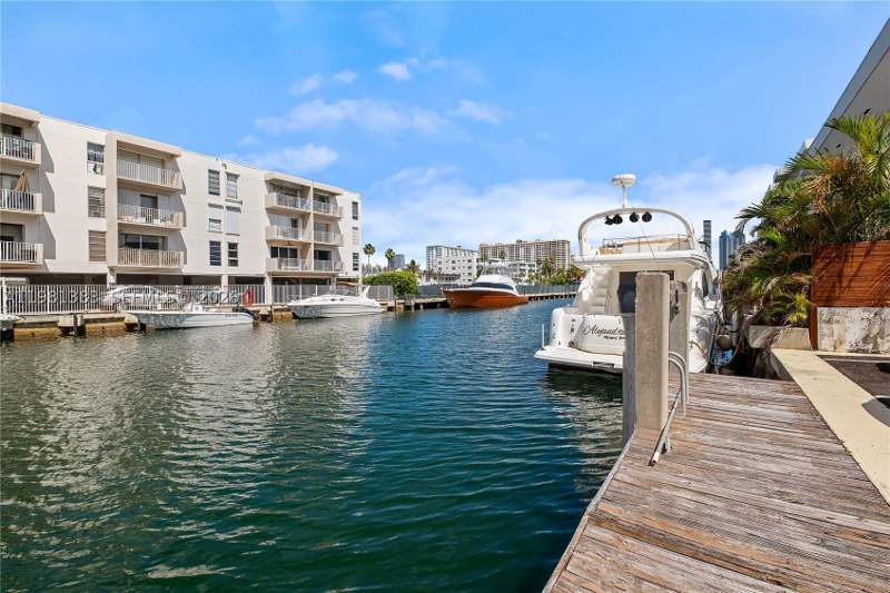 2 bedroom Condominium at 3665 NE 167th St 409, Caribbean House Condo, North Miami Beach — photo 2