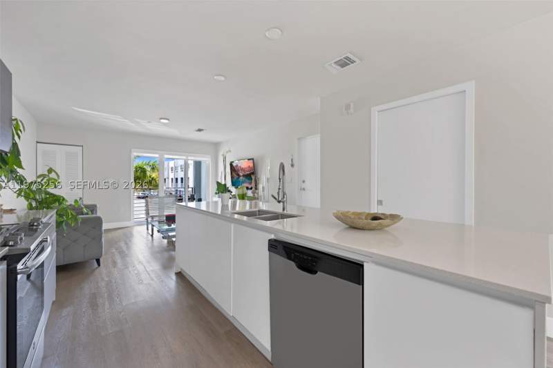 2 bedroom Townhouse at 2535 NE 193rd St 3209, Riverwood, Miami — photo 4