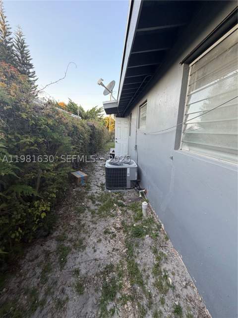 354 NE 173rd St, North Miami Beach FL - photo 11 of 29