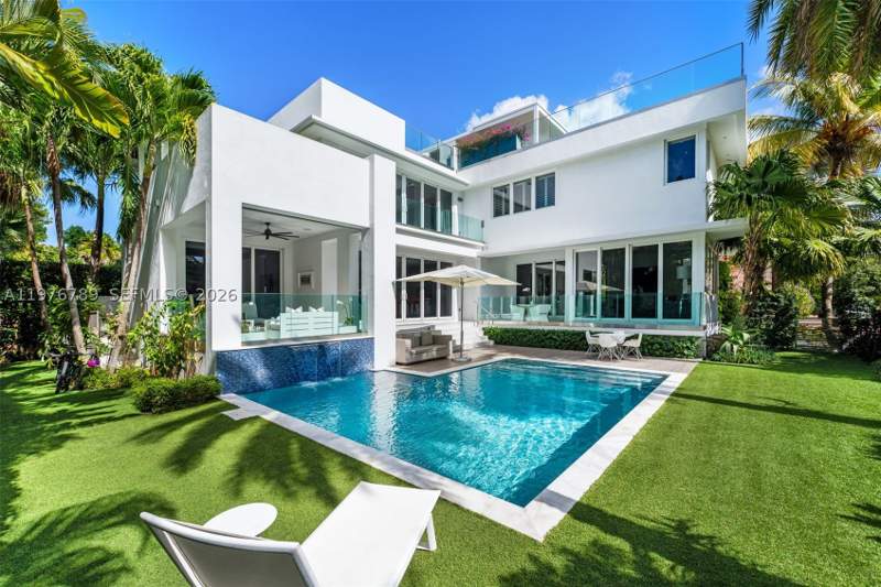 6 bedroom SingleFamilyResidence at 741 Harbor Dr, Biscayne Key Estates, Key Biscayne — photo 2