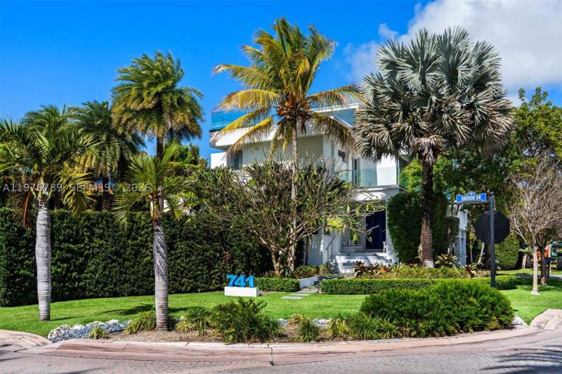6 bedroom SingleFamilyResidence at 741 Harbor Dr, Biscayne Key Estates, Key Biscayne — photo 3