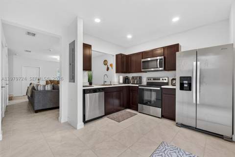 476 NE 4th Ln, Florida City FL - photo 15 of 39
