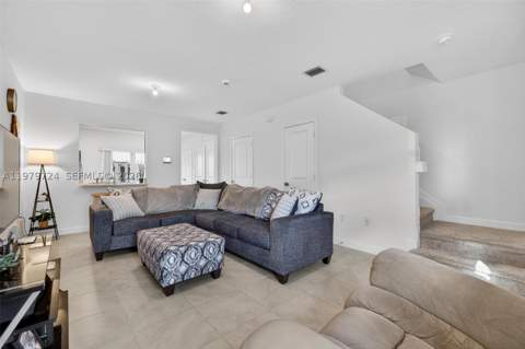 476 NE 4th Ln, Florida City FL - photo 6 of 39