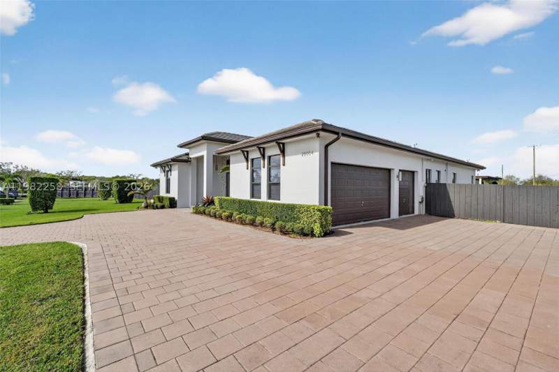 5 bedroom SingleFamilyResidence at 28004 SW 169th Ct, The Redlands Sec 2, Homestead — photo 4