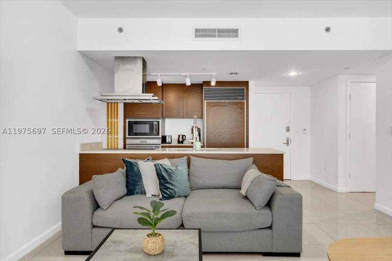 1 bedroom Condominium at 485 Brickell Ave 1807, Icon Brickell Condo No 3, Miami — photo 2