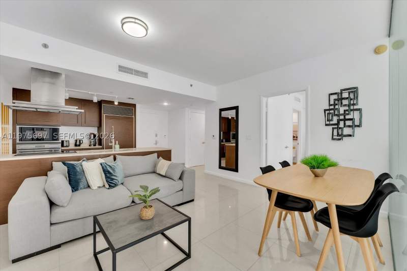 1 bedroom Condominium at 485 Brickell Ave 1807, Icon Brickell Condo No 3, Miami — photo 3