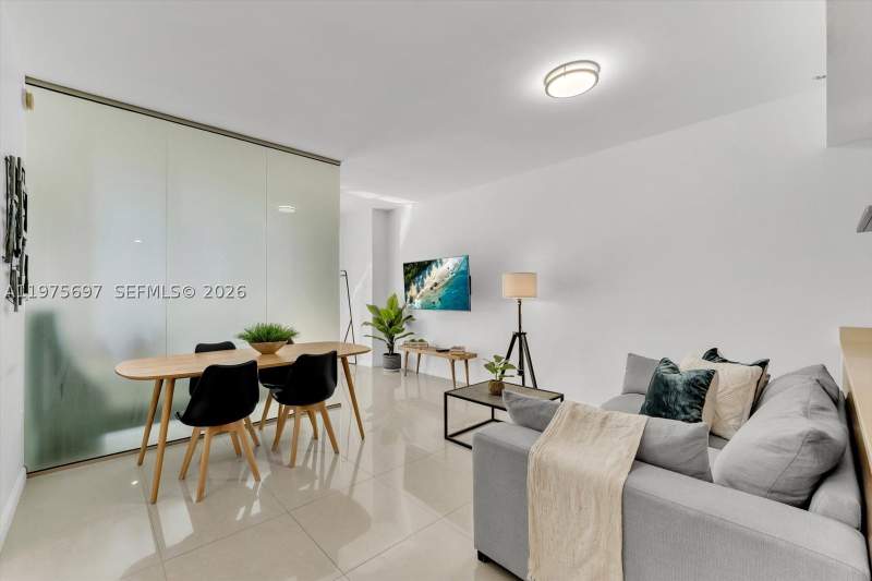 1 bedroom Condominium at 485 Brickell Ave 1807, Icon Brickell Condo No 3, Miami — photo 4