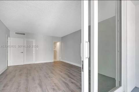 5401 Collins Ave 411, Miami Beach FL - photo 6 of 33