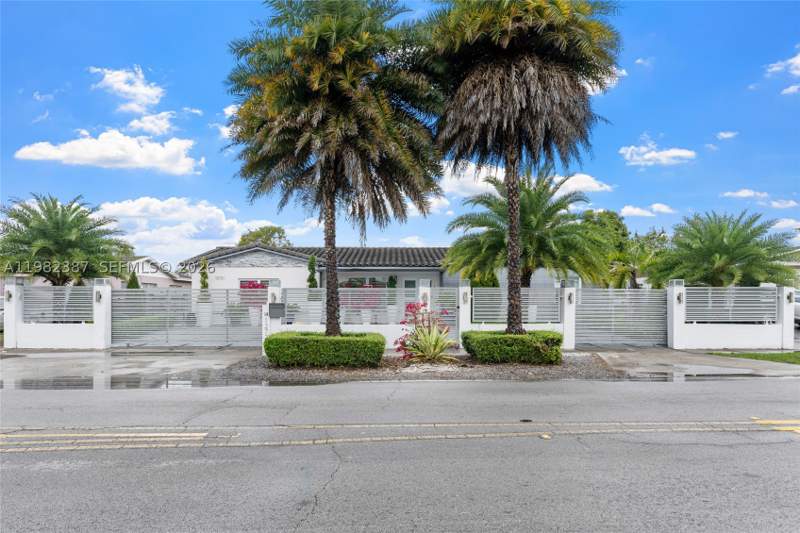 4 bedroom SingleFamilyResidence at 12721 SW 47th St, ROYALE GREEN SEC 1, Miami — photo 1
