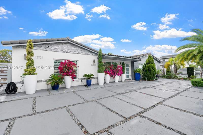 4 bedroom SingleFamilyResidence at 12721 SW 47th St, ROYALE GREEN SEC 1, Miami — photo 2