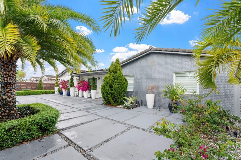 4 bedroom SingleFamilyResidence at 12721 SW 47th St, ROYALE GREEN SEC 1, Miami — photo 3