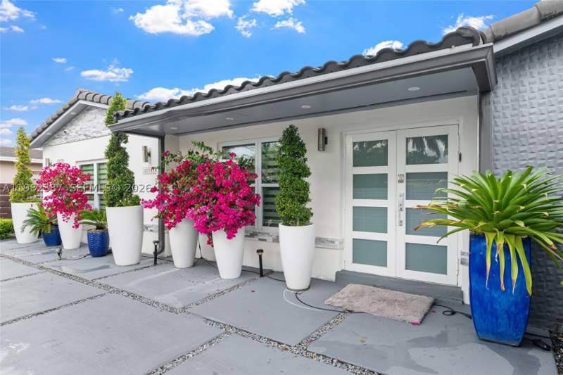 4 bedroom SingleFamilyResidence at 12721 SW 47th St, ROYALE GREEN SEC 1, Miami — photo 4