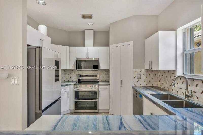 4 bedroom SingleFamilyResidence at 9057 SW 161st Ter, Karenero Falls, Palmetto Bay — photo 5