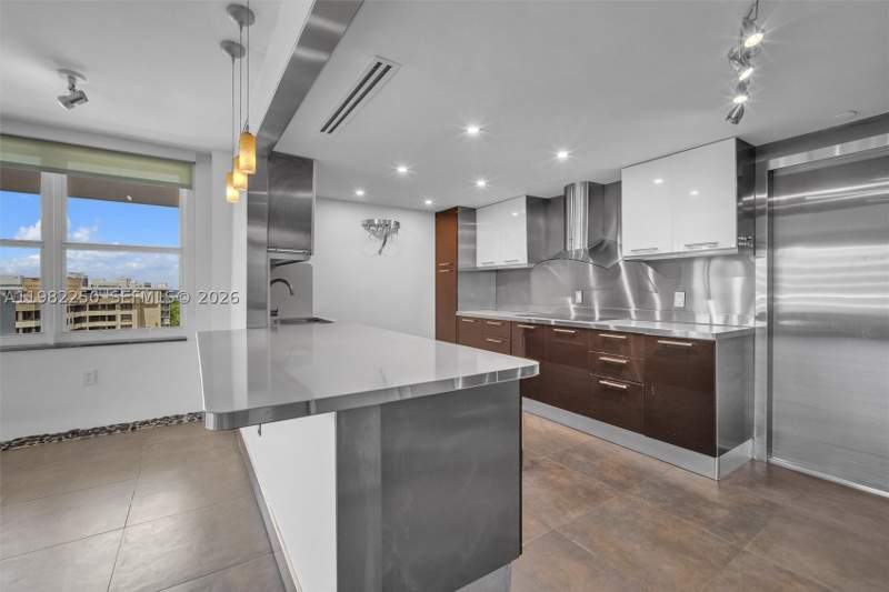 2 bedroom Condominium at 199 Ocean Lane Dr 1009, Commodore Club South Cond, Key Biscayne — photo 2