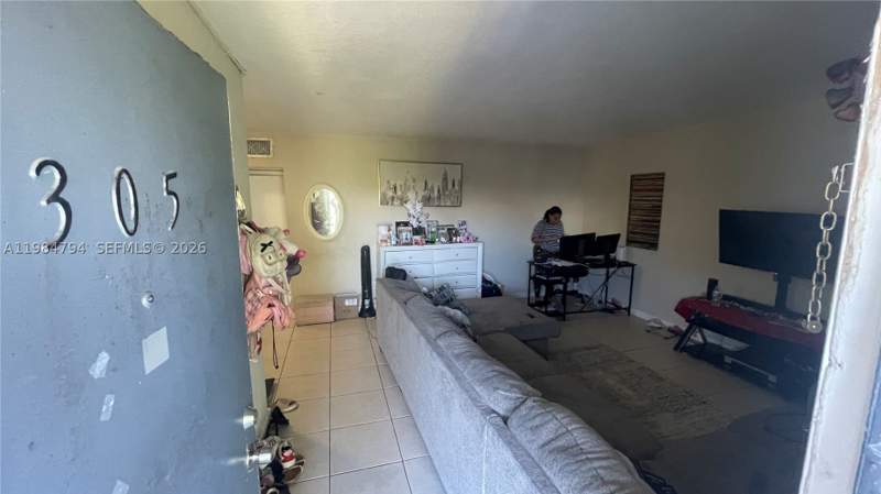 1 bedroom Condominium at 13700 NE 6th Ave 305, The White House Condo, North Miami — photo 5