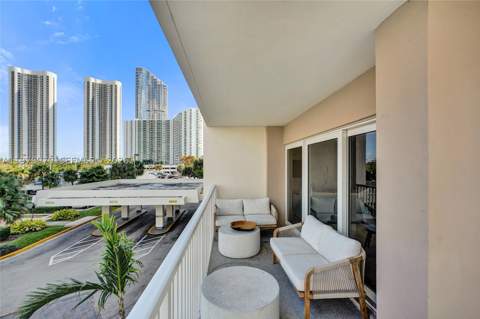 300 Bayview Dr 205, Sunny Isles Beach FL - photo 16 of 33