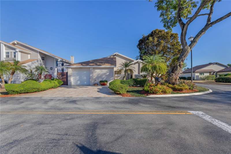 3 bedroom SingleFamilyResidence at 5321 SW 153rd Pl S, Lakes Of The Meadow Sec 3, Miami — photo 5