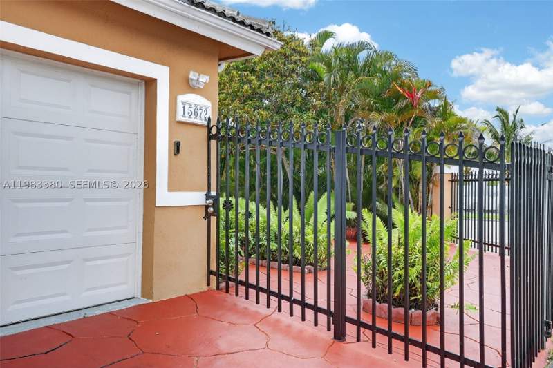 5 bedroom SingleFamilyResidence at 15672 SW 91st Ln, Sunnyview Sub, Miami — photo 5