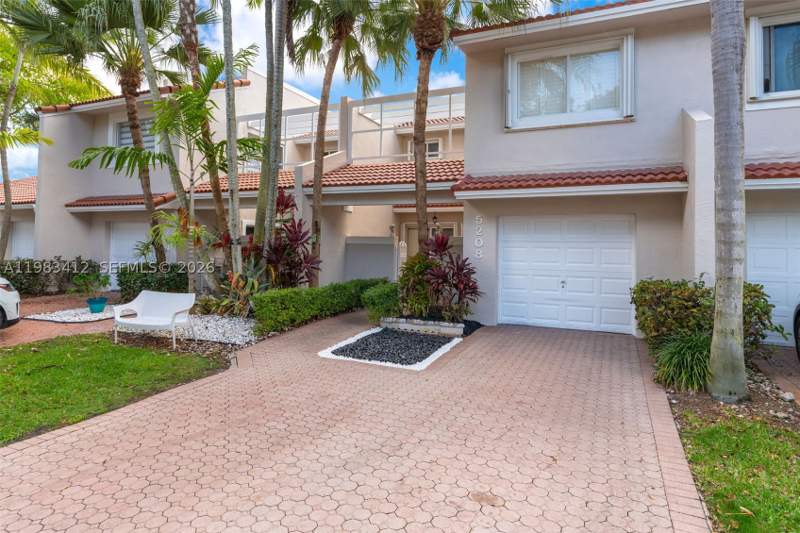3 bedroom Townhouse at 5208 NW 103rd Ave, Doral Greens, Doral — photo 2