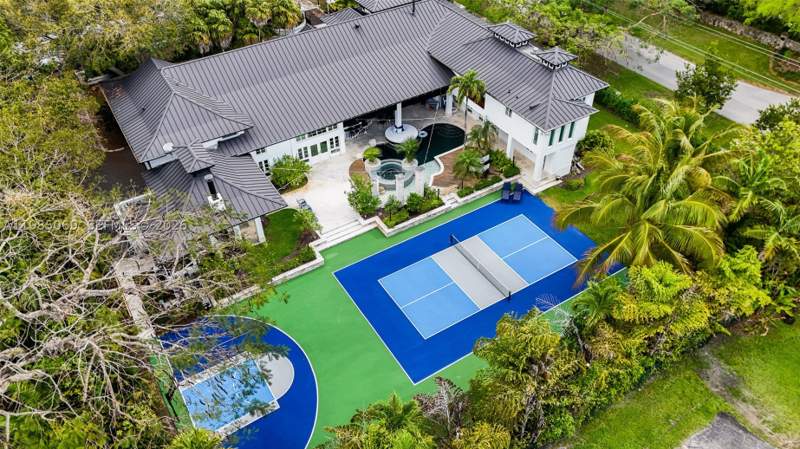 6 bedroom SingleFamilyResidence at 6700 SW 132nd St, Martin Bros Ludlam Acres, Pinecrest — photo 2