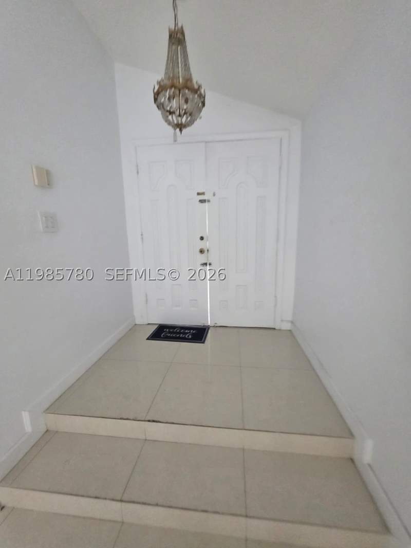 3 bedroom SingleFamilyResidence at 710 SW 99th Ct Cir, Les Chalets II, Miami — photo 2