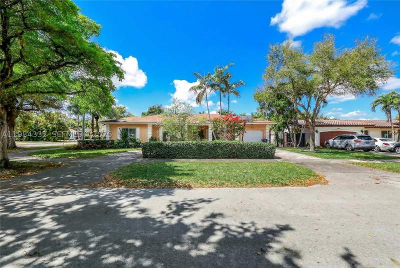 4 bedroom SingleFamilyResidence at 1800 Miami Springs Ave, Fla Fruit Land Cos Sub, Miami Springs — photo 2