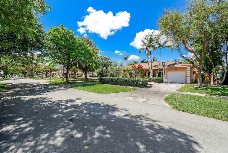 4 bedroom SingleFamilyResidence at 1800 Miami Springs Ave, Fla Fruit Land Cos Sub, Miami Springs — photo 3