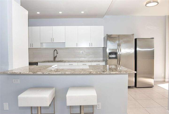 2 bedroom Condominium at 19355 Turnberry Way 3d, Turnberry Towers Condo, Miami — photo 2
