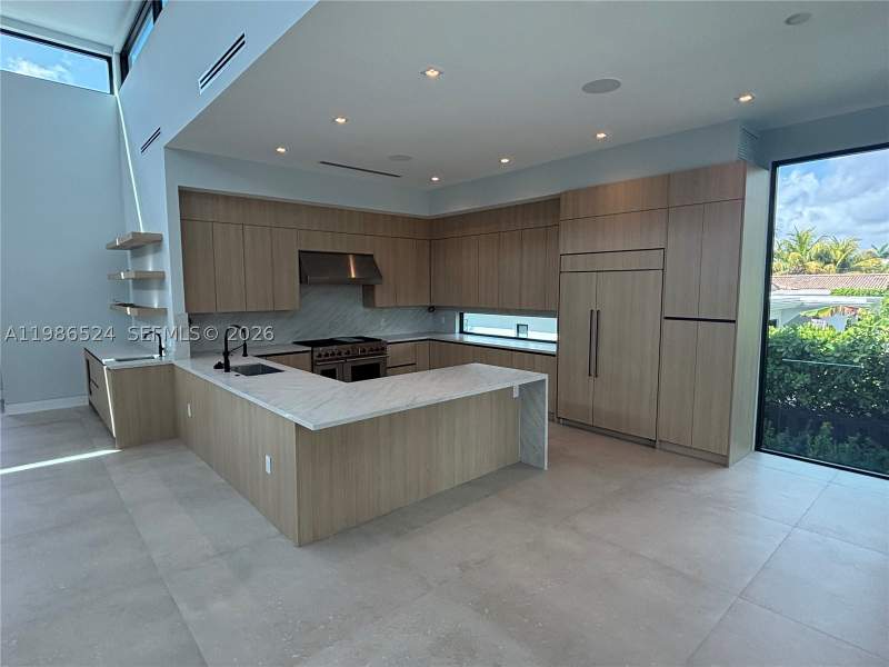 5 bedroom SingleFamilyResidence at 2161 NE 124th St, Aviation Country Club 1st, North Miami — photo 4