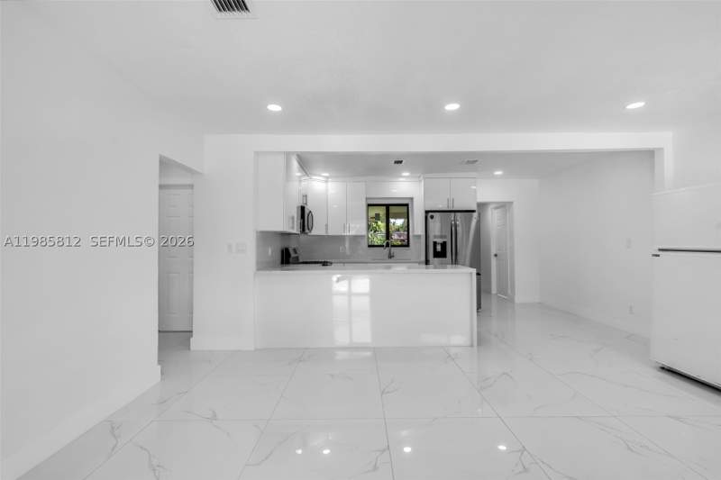 4 bedroom SingleFamilyResidence at 1010 NE 140th St, Irons Manor High Pine Add, North Miami — photo 3